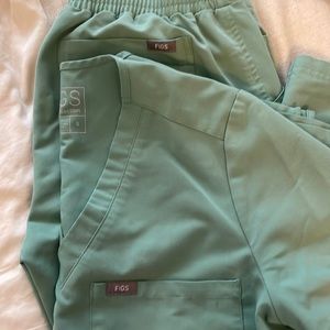 Used women’s green Figs set, Catarina small top & women’s small Yola pants